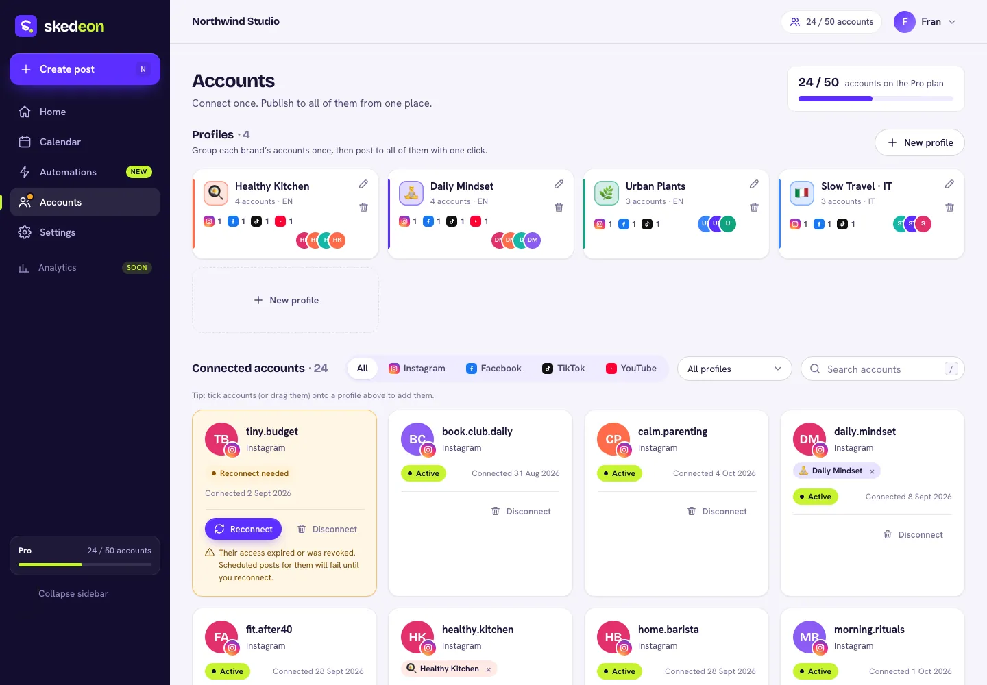 Tela de Contas do Skedeon com botões para conectar Facebook e Instagram, TikTok e YouTube e uma grade de contas conectadas