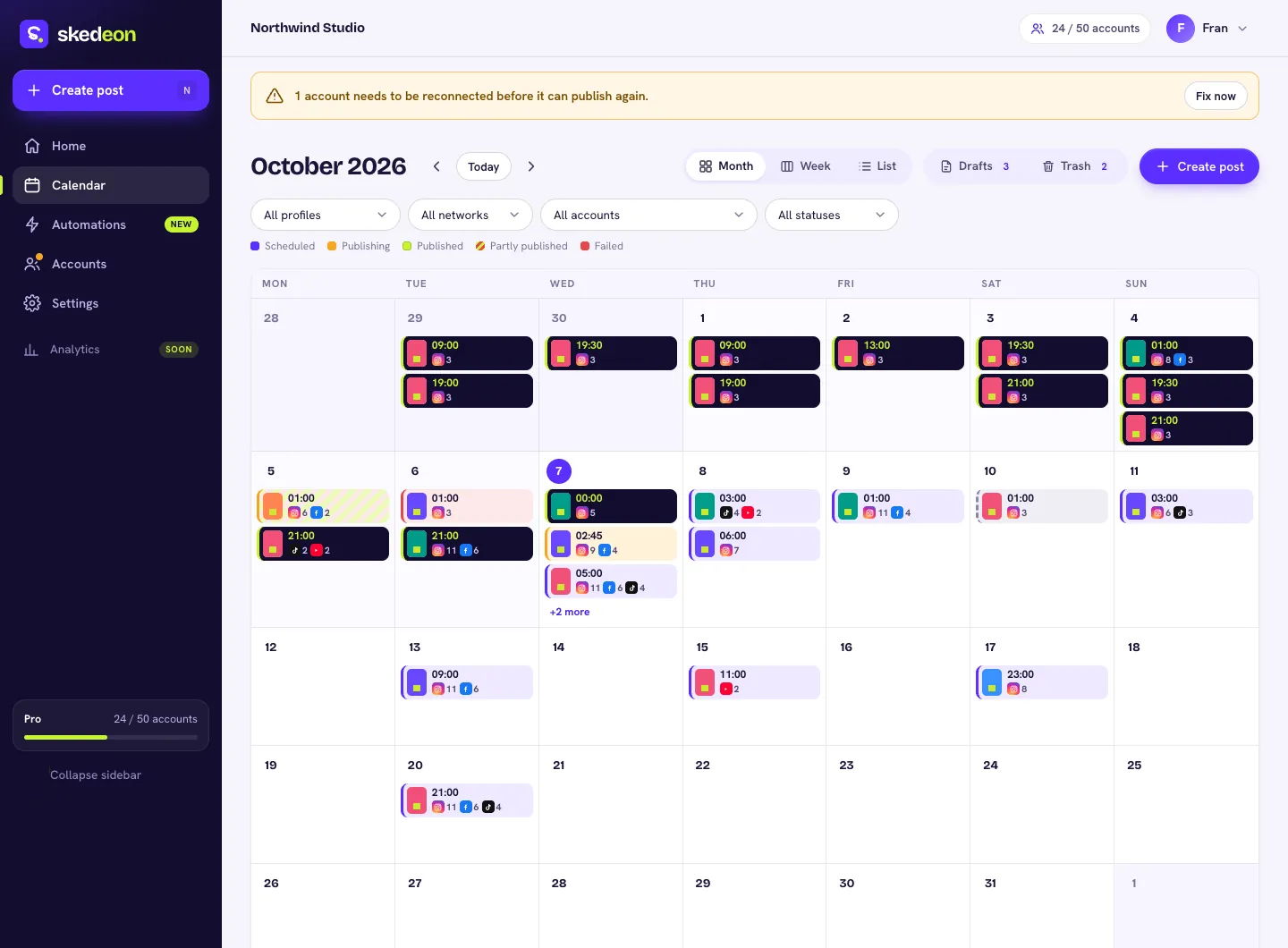 Calendário do Skedeon na visão mensal com posts agendados e um painel de detalhes listando cada conta