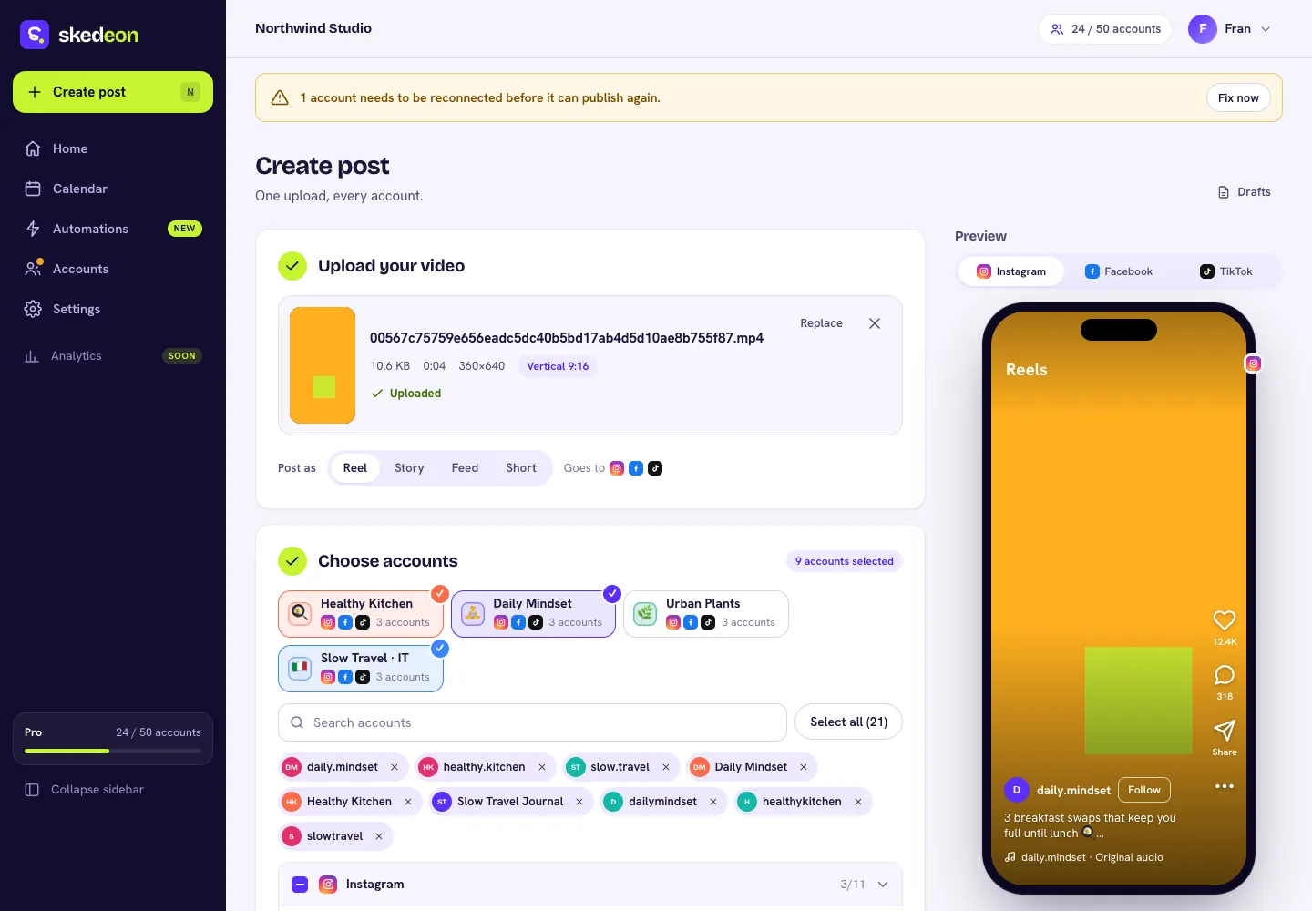 Tela Criar post do Skedeon com legenda, configurações do TikTok e o botão Agendar em 21 contas